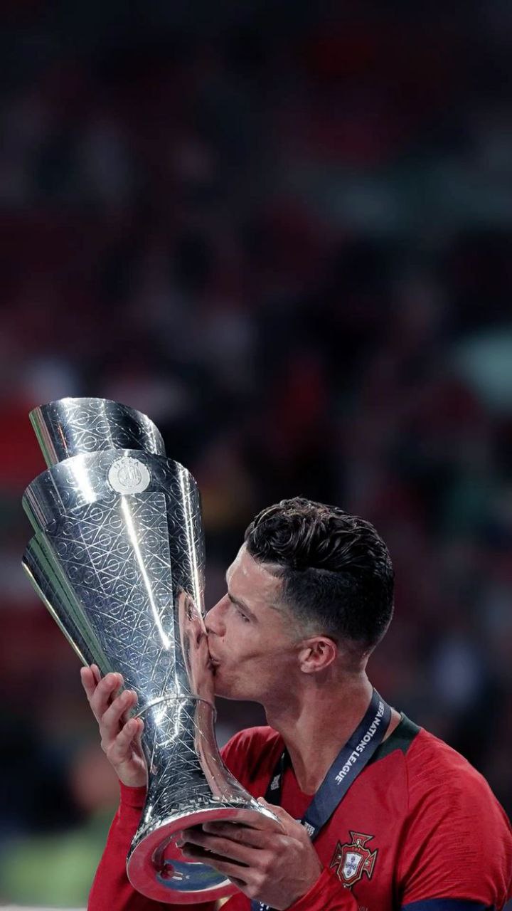 عکس رونالدو با جام
